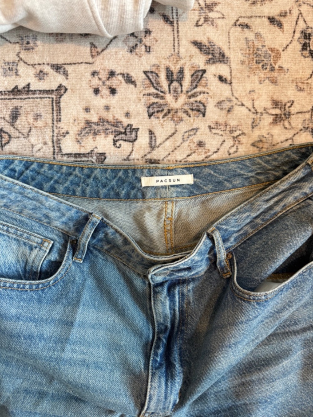 Pacsun Jean- 29 Mom Jean- the most flattering color of pants - Picture 3 of 4